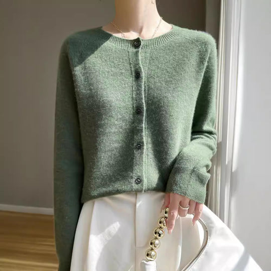 Damen Kurzgeschnittener Feinstrick-Cardigan mit Rundhalsausschnitt und schimmernder Knopfleiste Shop Nory