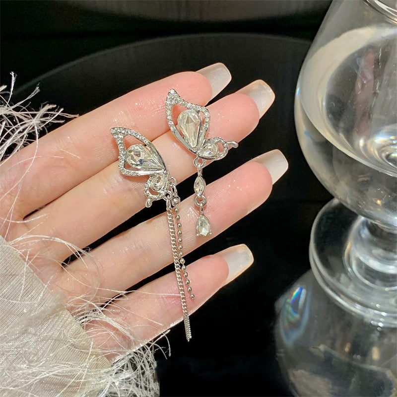 Damen Ohrhänger mit filigranem Schmetterlingsdesign und funkelnden Kristallen Shop Nory