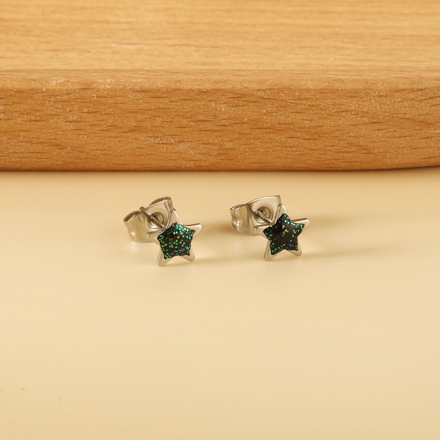Damen Ohrstecker mit kunstvollem Blattmotiv aus hochwertigem Edelstahl und goldplattierter Oberfläche Shop Nory