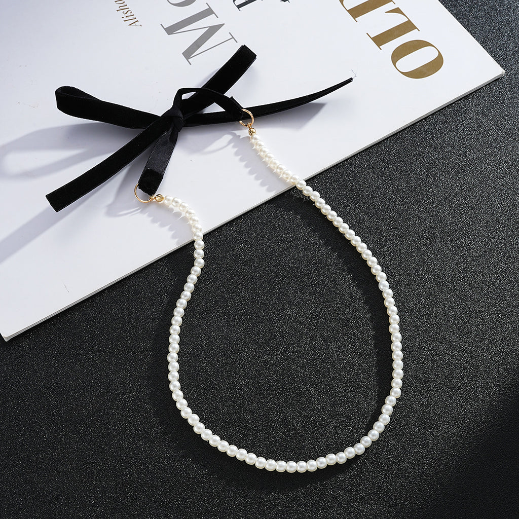Damen Choker-Halskette mit eleganter Perlenreihe und samtigem Band Shop Nory