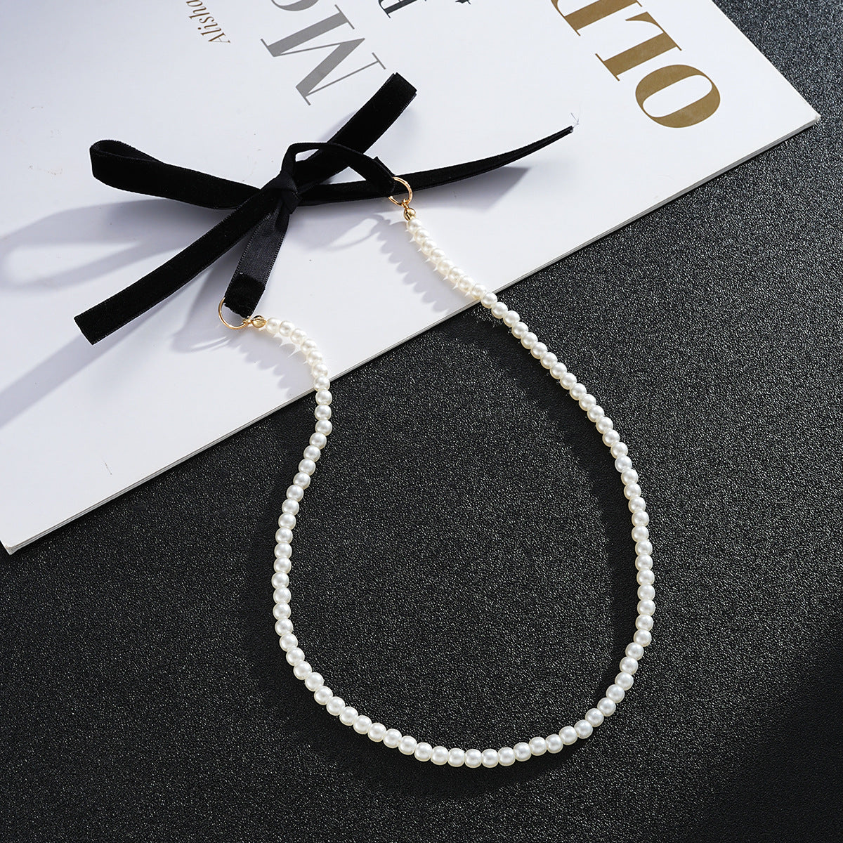Damen Choker-Halskette mit eleganter Perlenreihe und samtigem Band Shop Nory