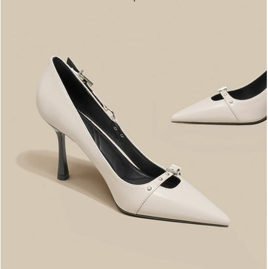 Damen Spitz zulaufende Lackpumps mit schmalem Stiletto und Zierdetail Shop Nory