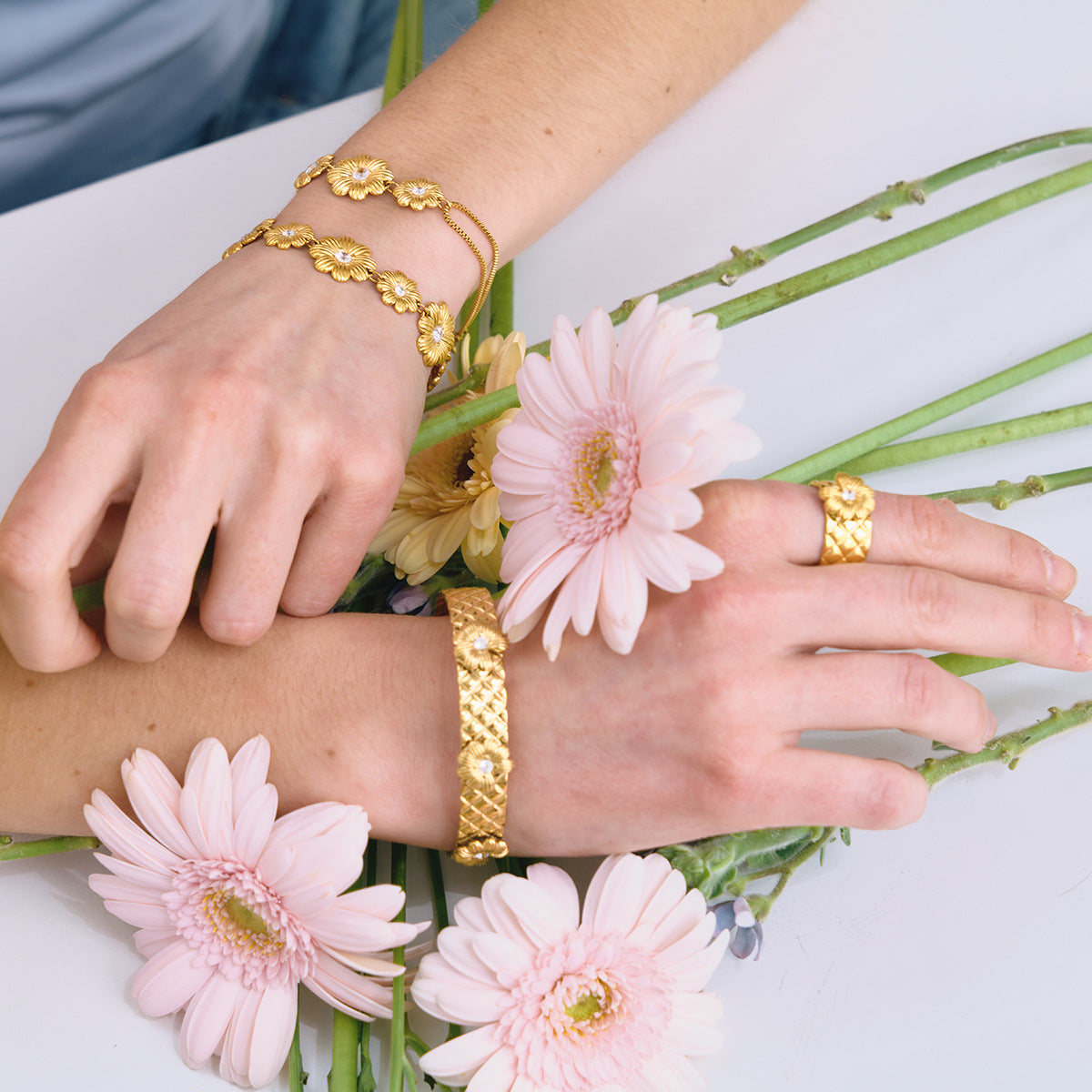 Damen Offenes Armband mit floralen Mustern aus hypoallergenem Edelstahl Shop Nory