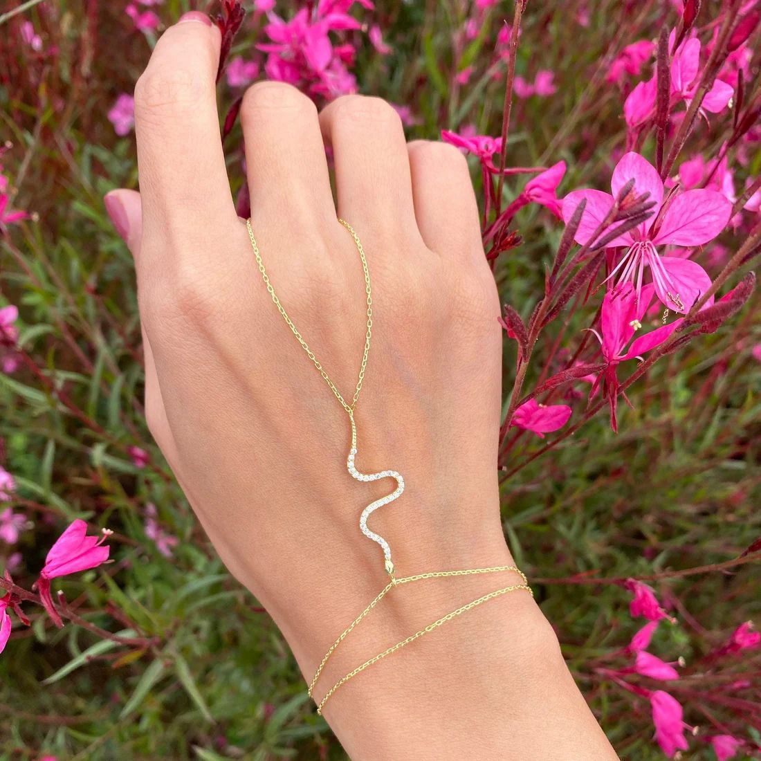 Damen Handkette mit elegantem Wellen-Design und funkelnden Zirkonia-Elementen Shop Nory