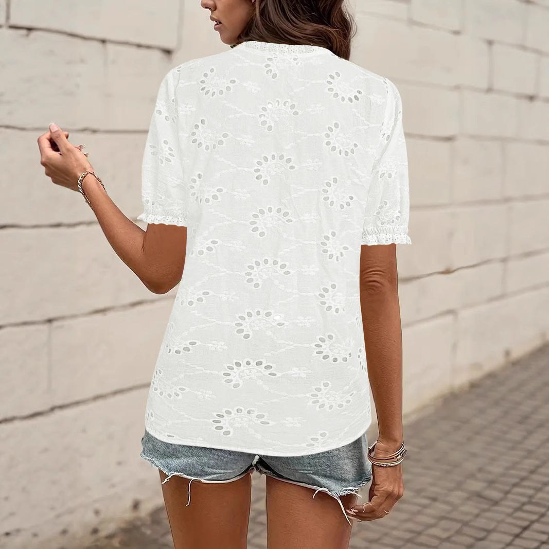 Damen luftiges Blusenshirt mit kunstvollen Lochmustern und Knopfdetails