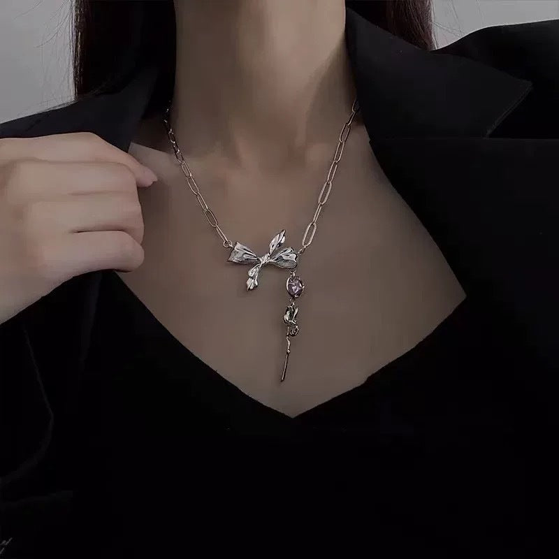Damen Halskette mit verspieltem Schleifenanhänger und glitzerndem Zirkonia Shop Nory