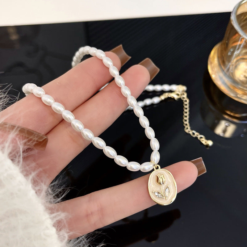 Damen Halskette mit eleganten Perlen und kunstvollem Medaillon Shop Nory