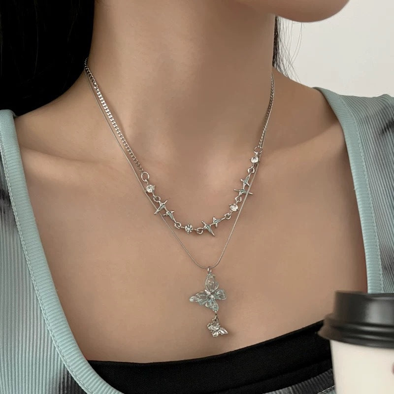 Damen Kette mit filigranem Schmetterlingsdesign und bunten Natursteinakzenten Shop Nory