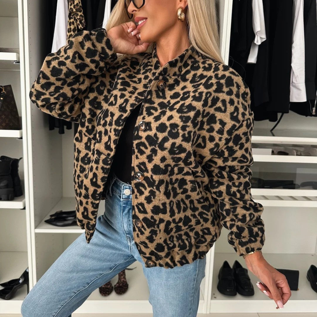 Damen Kurzjacke im Leopardenprint mit Stehkragen, Knopfleiste und elastischem Saum Shop Nory
