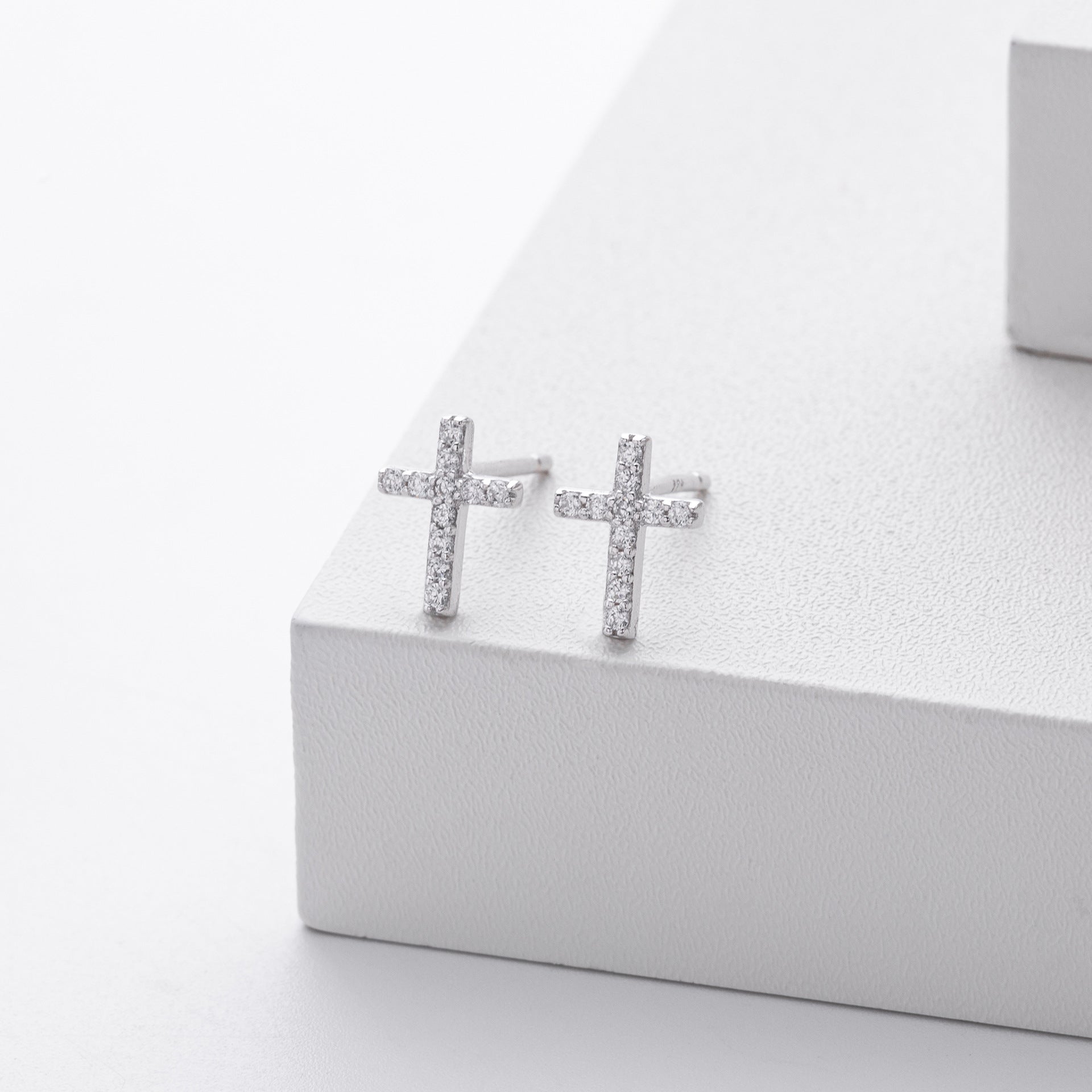 Damen Ohrringe mit elegantem Kreuzdesign aus hochwertigem 925 Sterlingsilber und funkelnden Zirkonen Shop Nory
