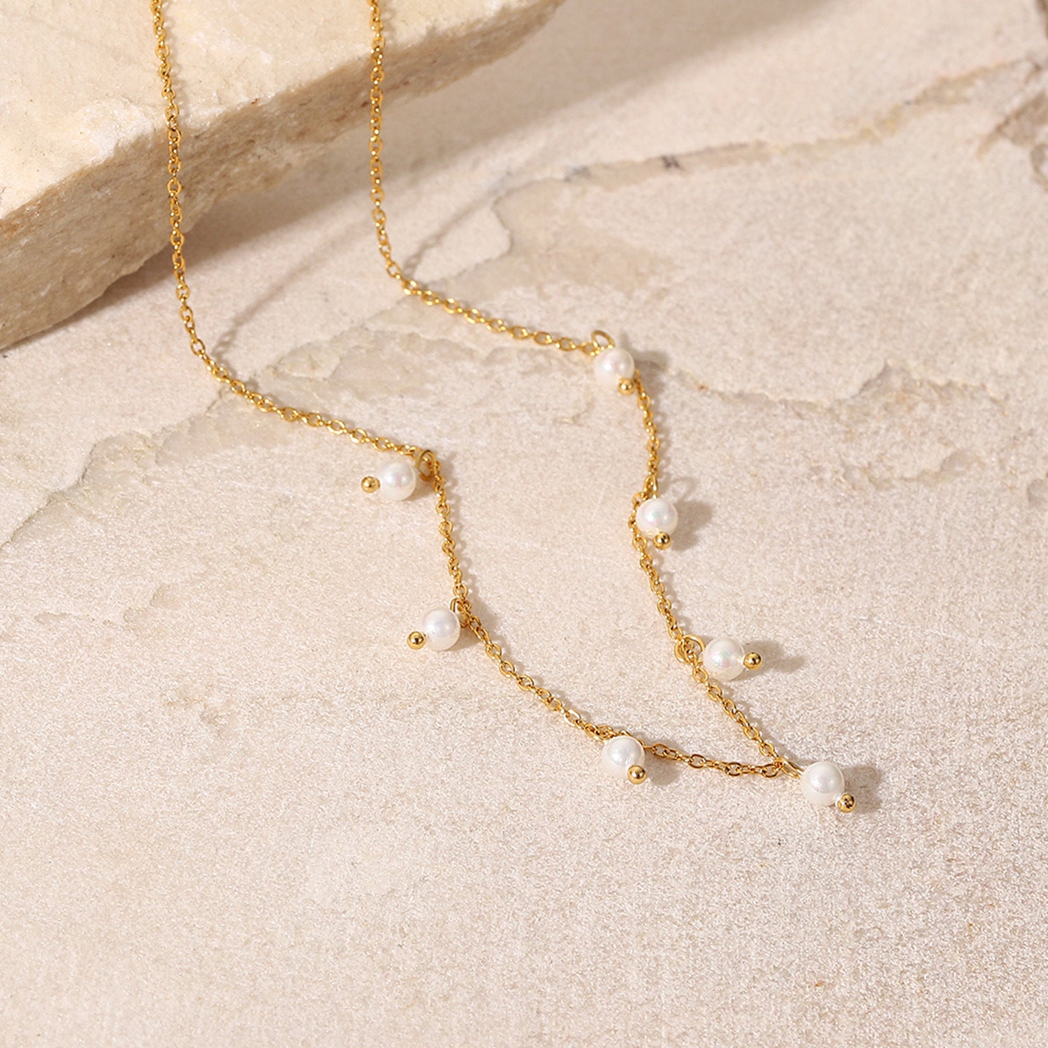 Damen Halskette mit eleganten Süßwasserperlen und feiner Gliederkette Shop Nory