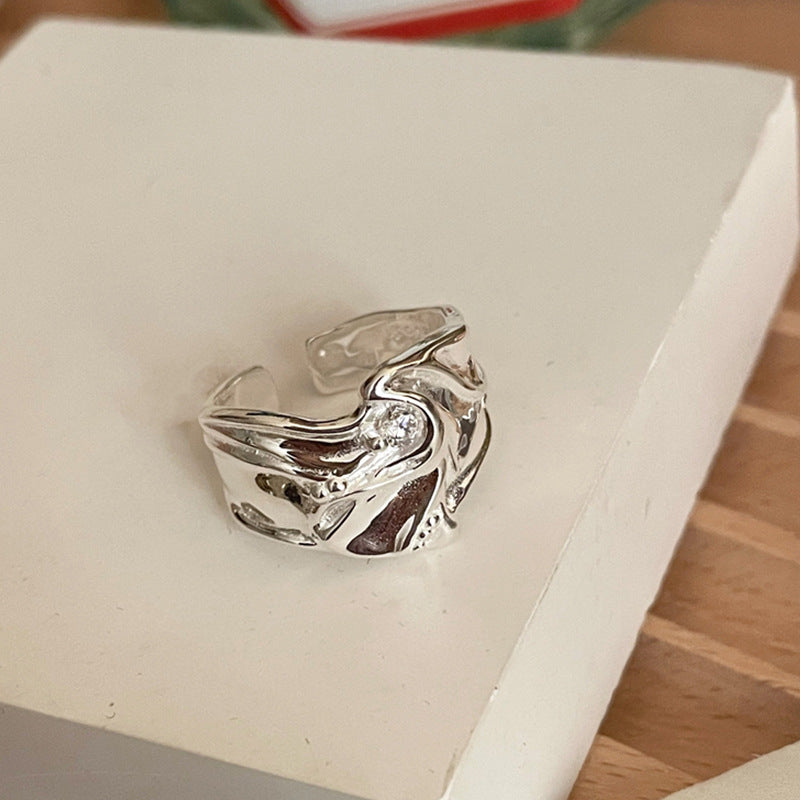 Damenring mit kunstvollem Wellenmuster und funkelnden Akzenten Shop Nory