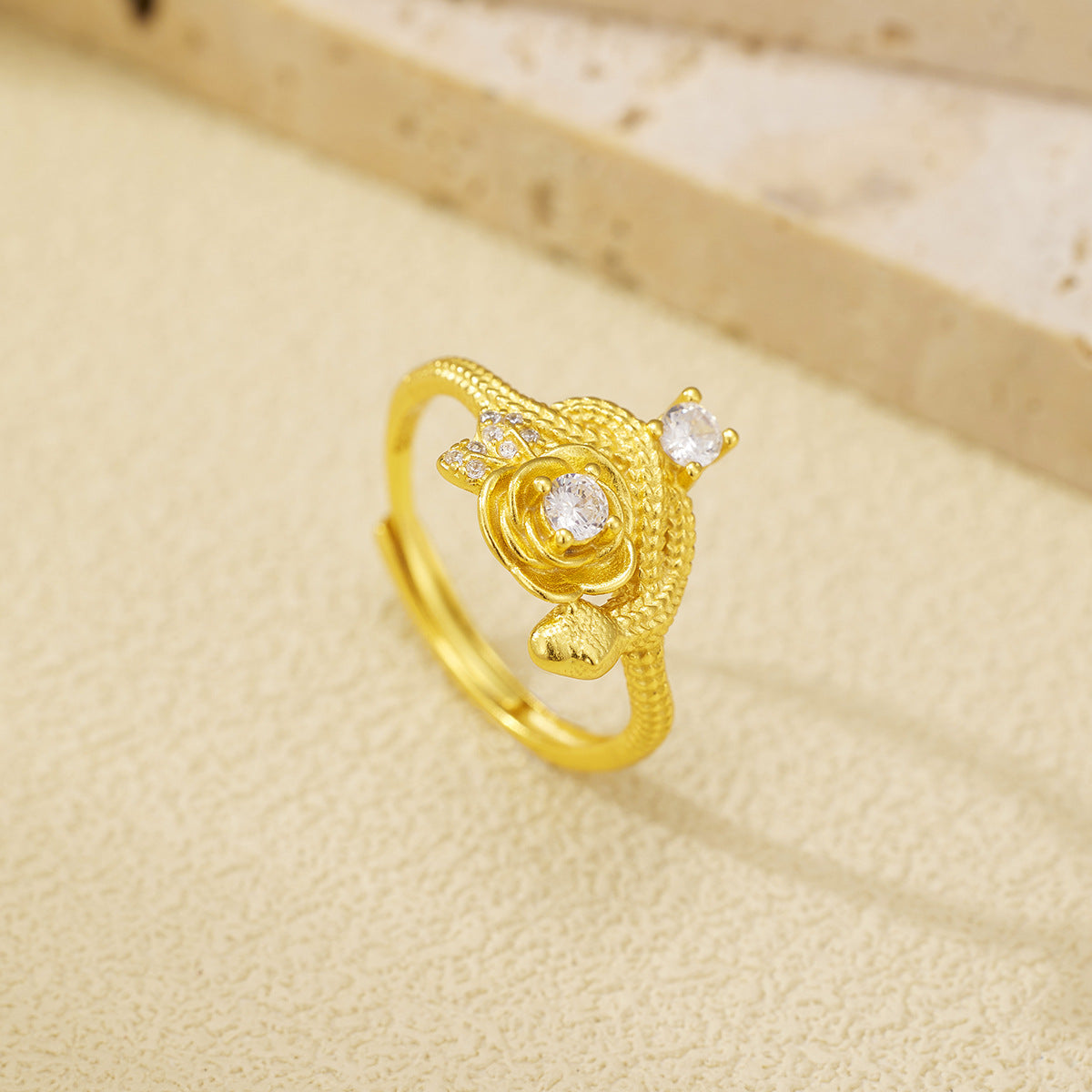 Damen Ring mit kunstvollem Rosendesign und funkelnden Kristallen Shop Nory