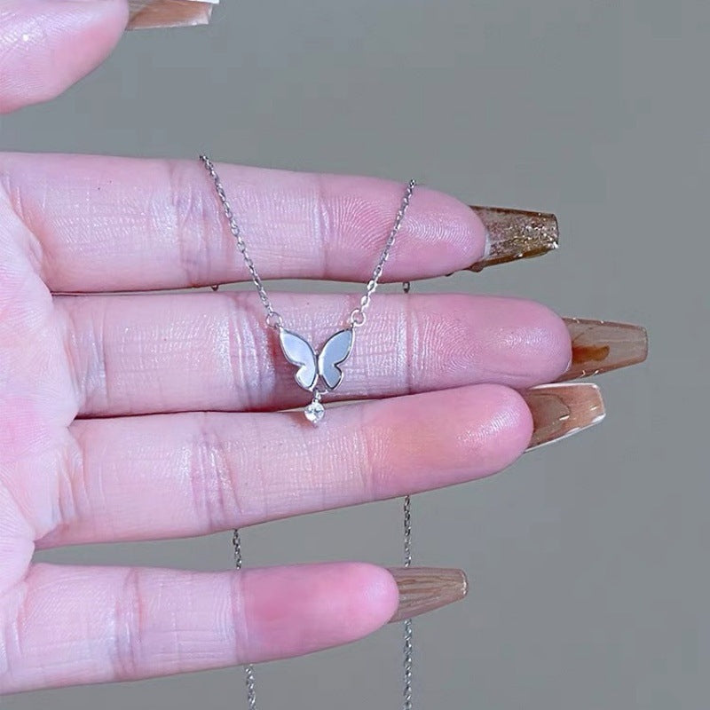 Damen Halskette mit kunstvollem Schmetterlingsanhänger und funkelndem Detail Shop Nory