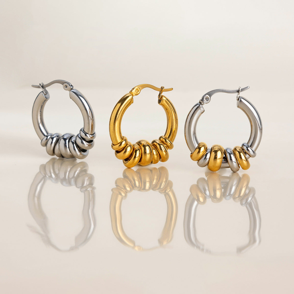 Damen Huggie Hoop Ohrringe mit geschwungenem Design aus hypoallergenem Edelstahl Shop Nory