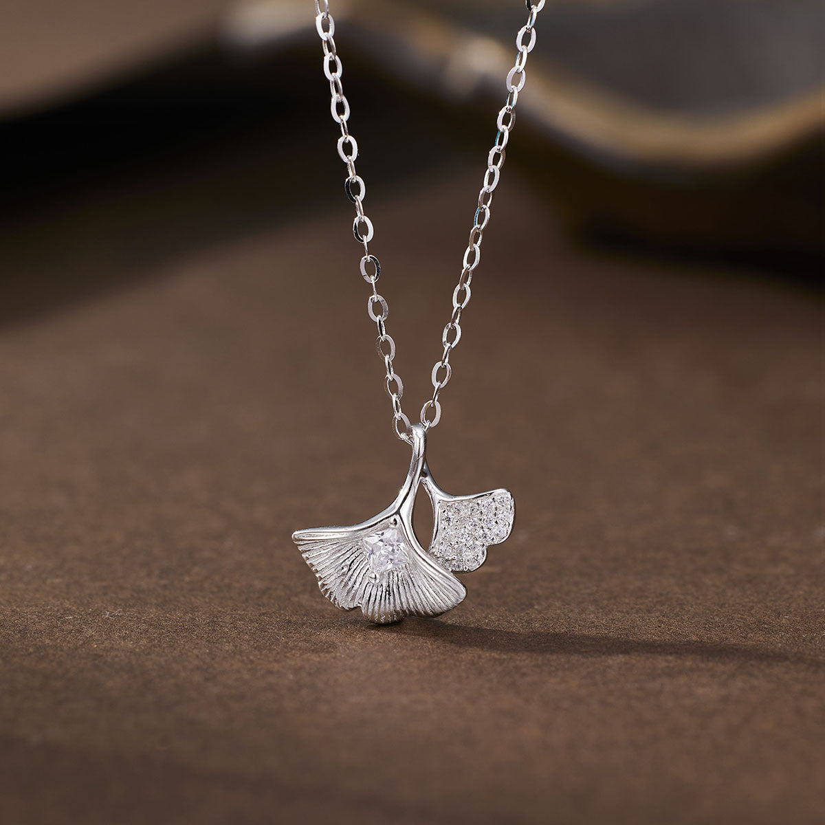 Damen Halskette mit Ginkgo-Blatt-Anhänger und funkelnden Zirkonia Shop Nory