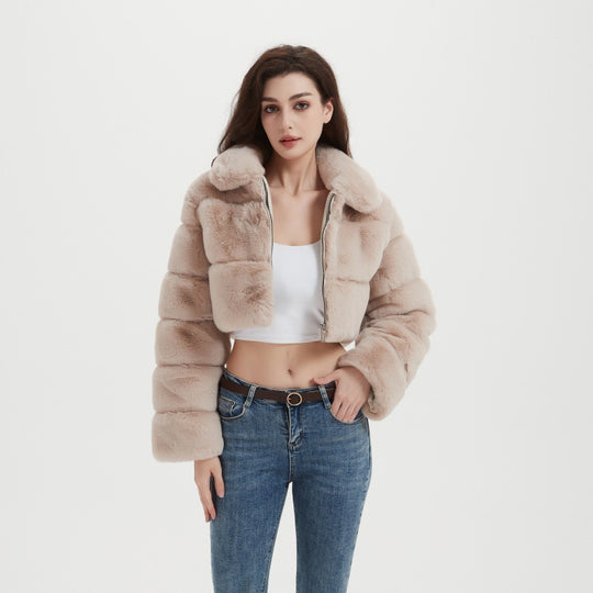 Damen Cropped Kunstpelzjacke mit horizontalen Volumenpaneelen, Steh-Umlegekragen und Reißverschluss Shop Nory