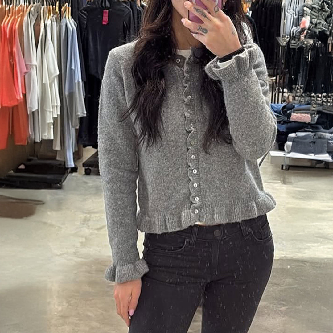 Damen nan kurz geschnittener Strickcardigan mit Volantknopfleiste und gerafften Bündchen Shop Nory