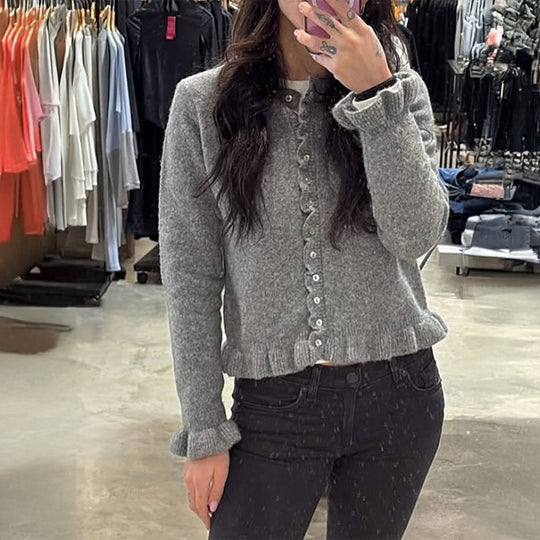 Damen nan kurz geschnittener Strickcardigan mit Volantknopfleiste und gerafften Bündchen Shop Nory
