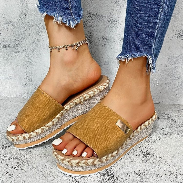 Damen Keil-Pantoletten mit Bast-Plateau, geflochtenem Rand und breitem Textilriemen Shop Nory