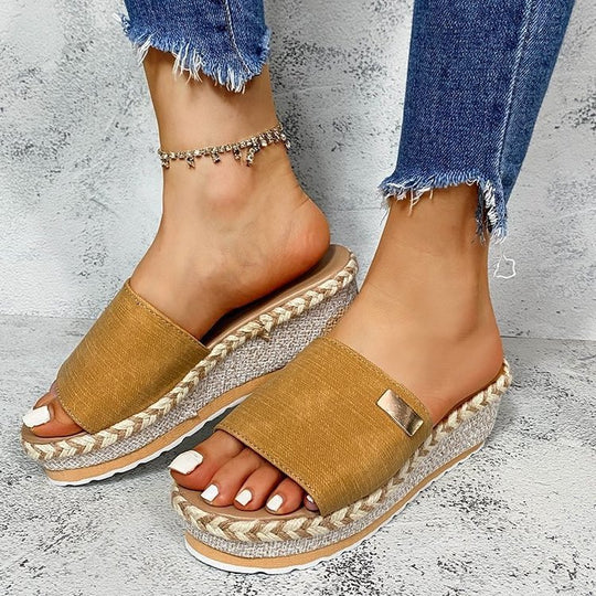 Damen Keil-Pantoletten mit Bast-Plateau, geflochtenem Rand und breitem Textilriemen Shop Nory