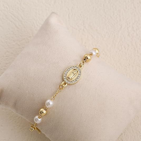 Damen Armband mit glänzenden Perlen und charmantem Kreuzanhänger Shop Nory
