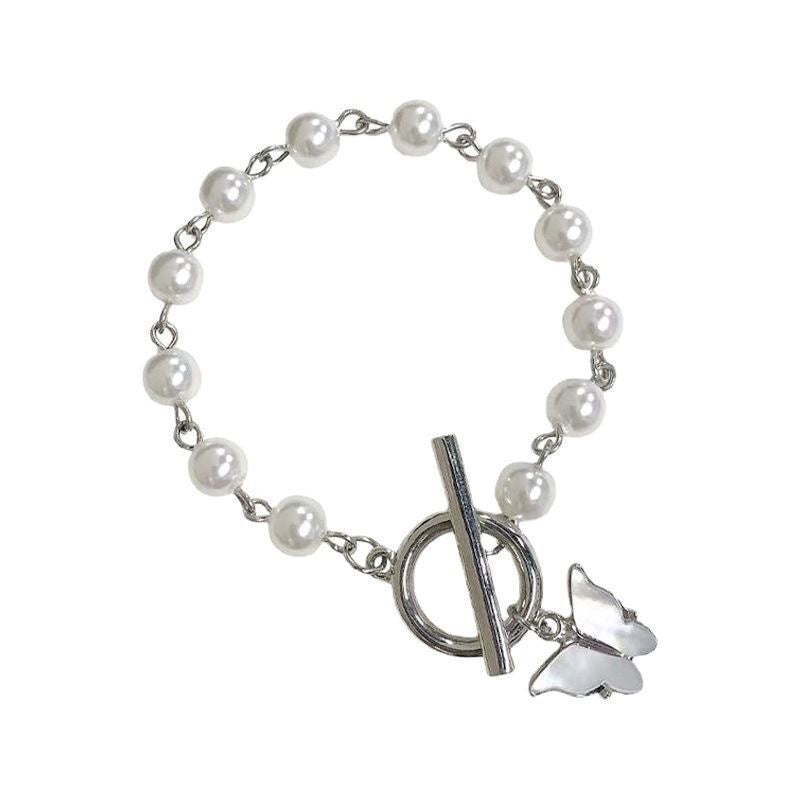 Damen Armband mit eleganten Süßwasserperlen und filigranem Schmetterlingsanhänger Shop Nory