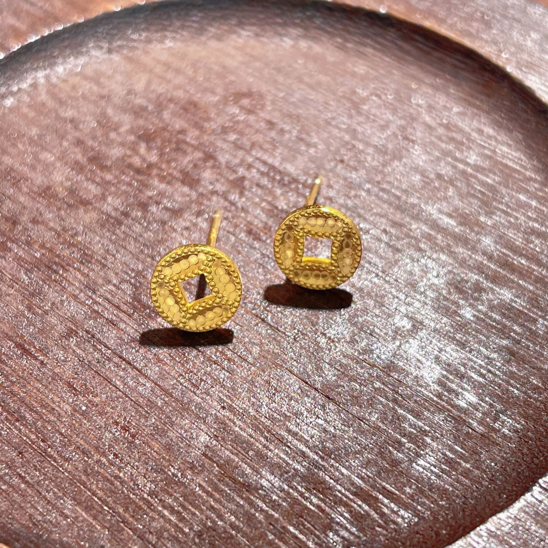 Damen Ohrstecker im geometrischen Design mit glitzernden Akzenten Shop Nory