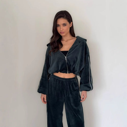 Damen dreiteiliges Samt-Lounge-Set mit Bandeau-Top, Kapuzen-Zipjacke und weiter High-Waist Palazzo-Hose Shop Nory