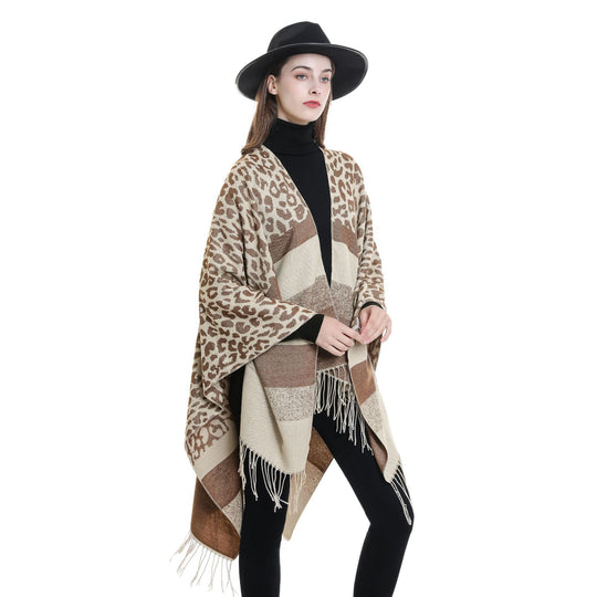 Damen Oversize-Ruana mit Leo-Jacquard, Fransen und weichem Wollmix Shop Nory