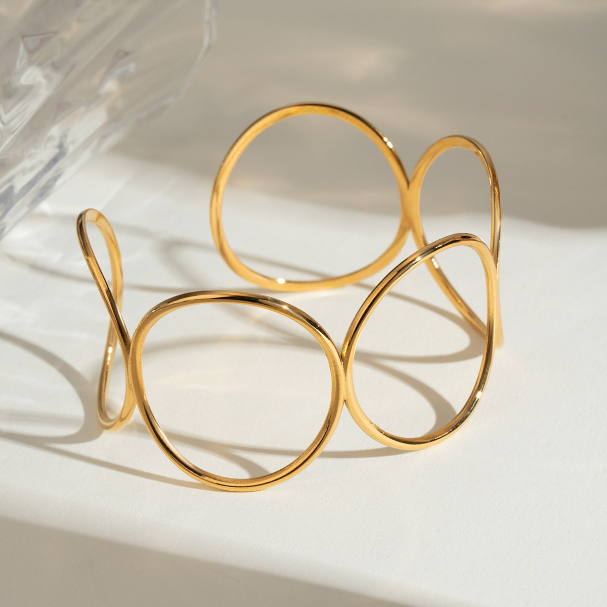 Damen Offenes Armband aus hypoallergenem Edelstahl mit elegantem Schwungdesign Shop Nory