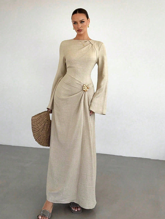 Damen Maxikleid mit Drapierter Taille, langen Glockenärmeln und Zierbrosche Shop Nory