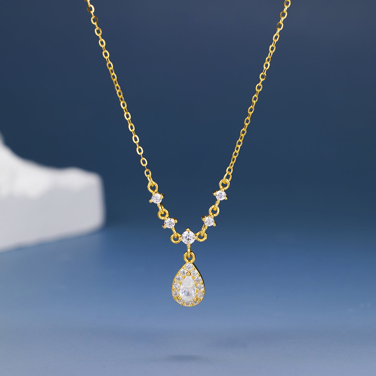 Damen Elegante Halskette mit tropfenförmigem Anhänger und funkelnden Zirkonia-Details Shop Nory