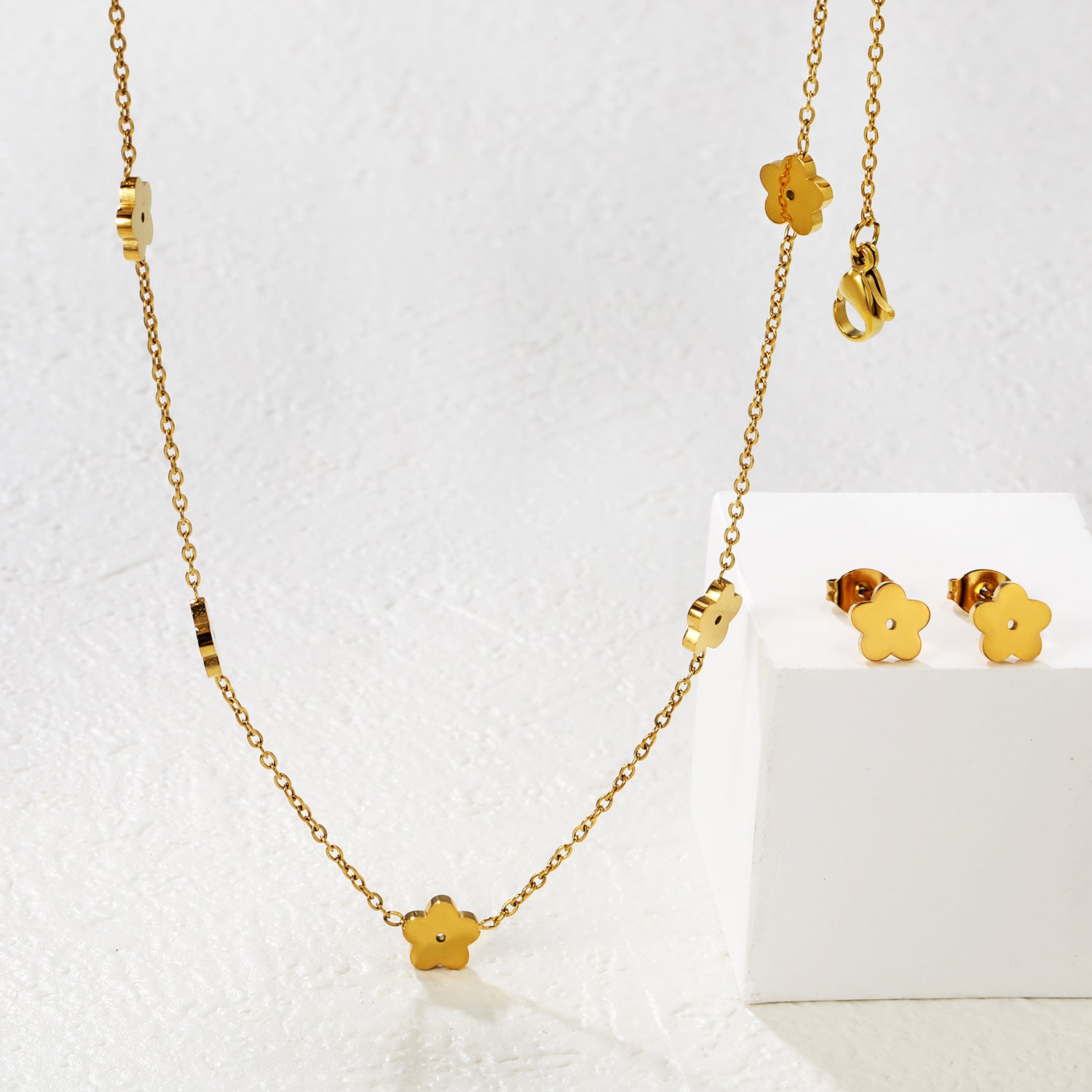 Damen Schmuckset mit filigranen Blumenmotiven und trendigen Anhängern Shop Nory