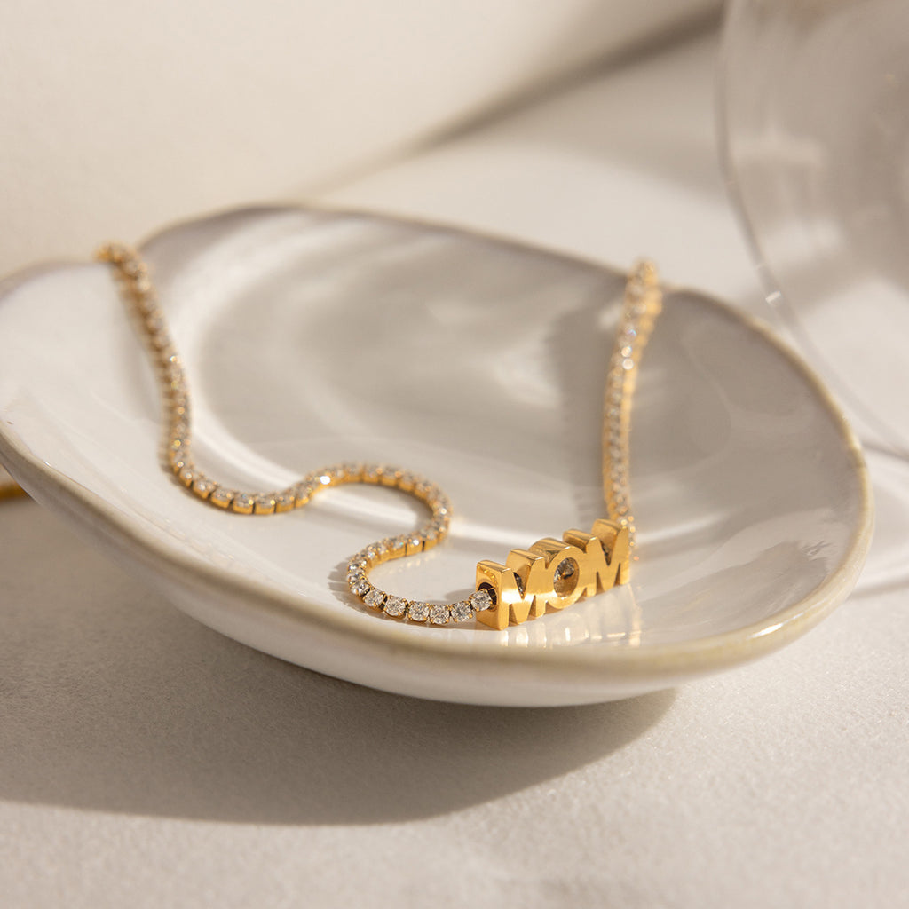 Damen Halskette mit funkelndem "MOM"-Anhänger und verstellbarer Edelstahlkette Shop Nory