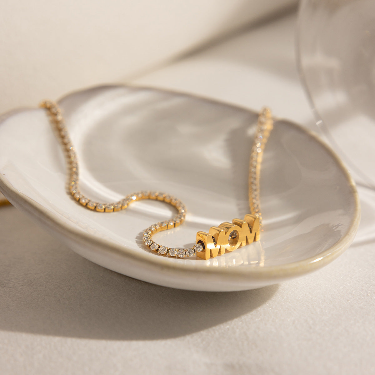 Damen Halskette mit funkelndem "MOM"-Anhänger und verstellbarer Edelstahlkette Shop Nory
