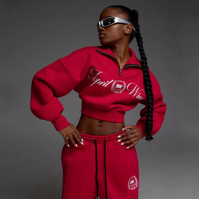 Damen gekürztes Halfzip-Sweatshirt mit Collegestickerei und weit geschnittene High‑Waist Lounge-Jogginghose Shop Nory