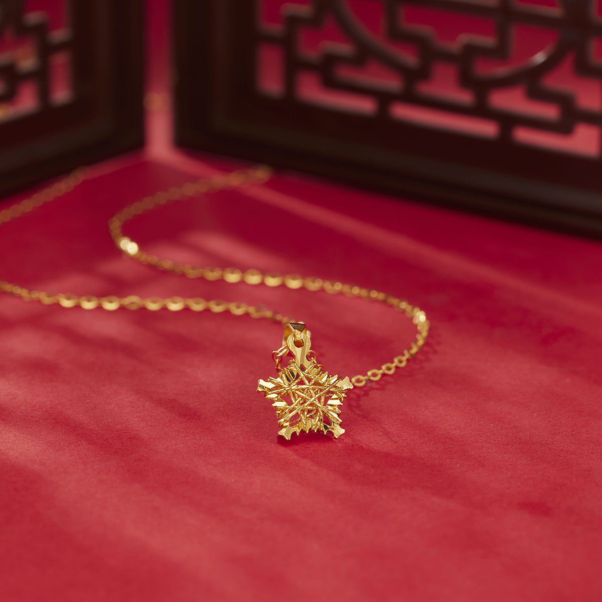 Damen Halskette mit schimmerndem Schneeflocken-Anhänger und feiner Gliederkette Shop Nory