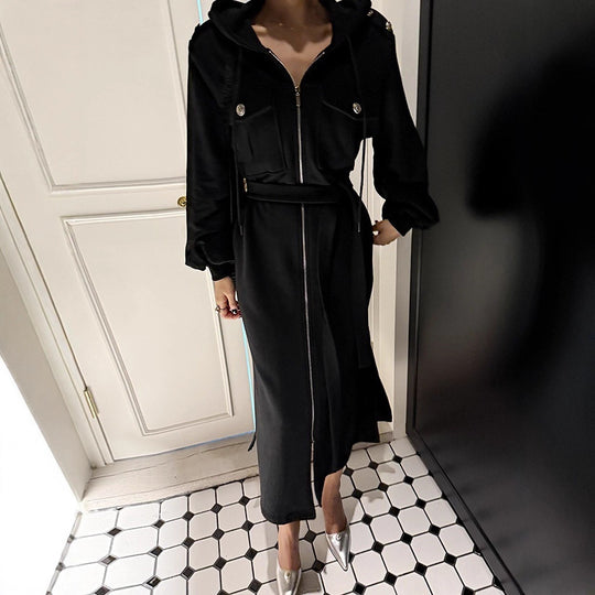 Damen Langes Kapuzen‑Sweatkleid mit Reißverschluss, Pattentaschen, Ballonärmeln und Seitenschlitzen Shop Nory