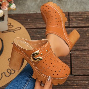 Damen Plateau-Mules mit grober Profilsohle, mittelhohem Blockabsatz und Zierschnalle Shop Nory