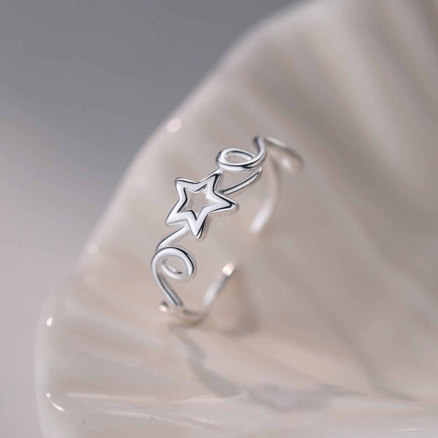 Damen eleganter geschwungener Ring mit Sternenmotiven Shop Nory
