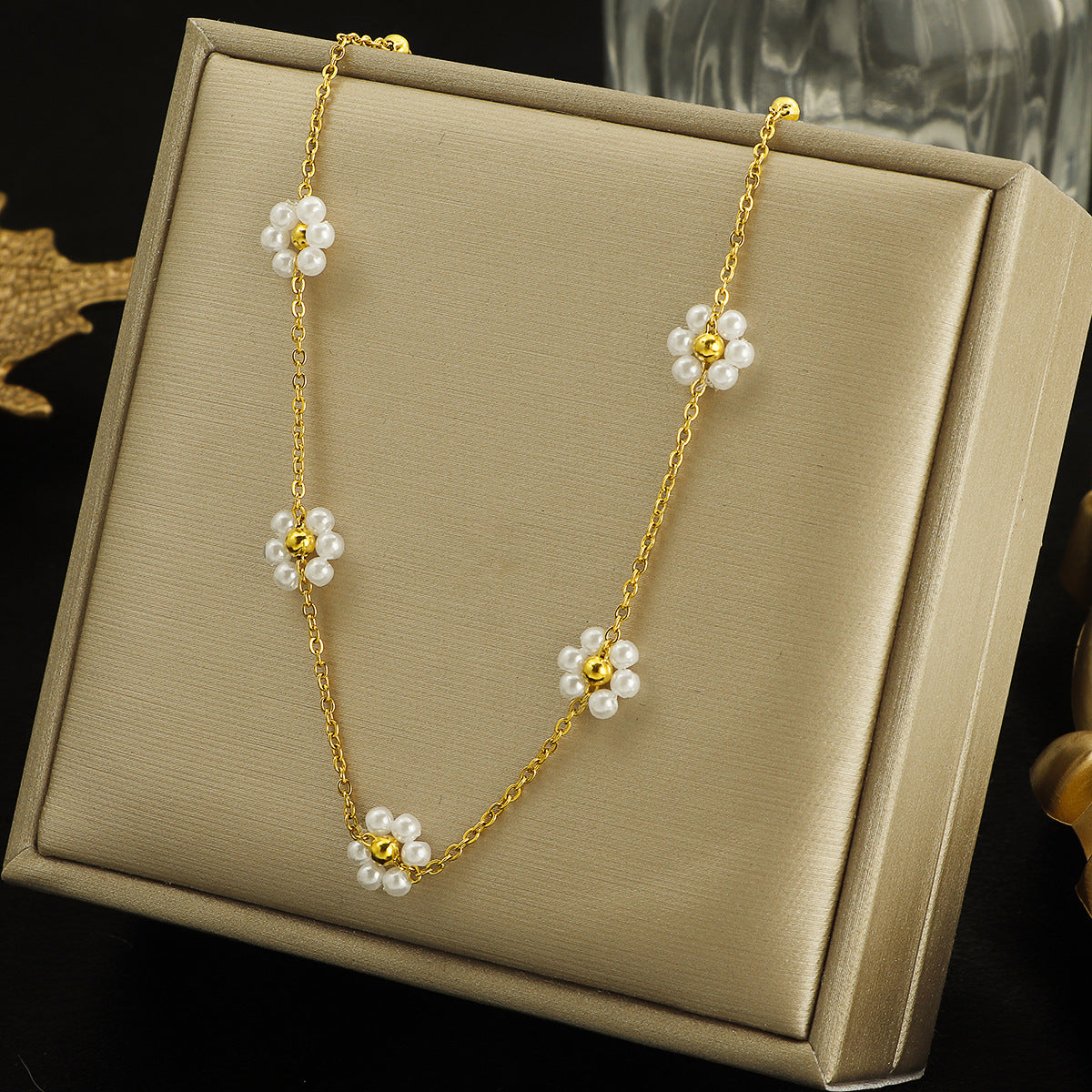 Damen elegante Halskette mit floralem Perlen-Design Shop Nory