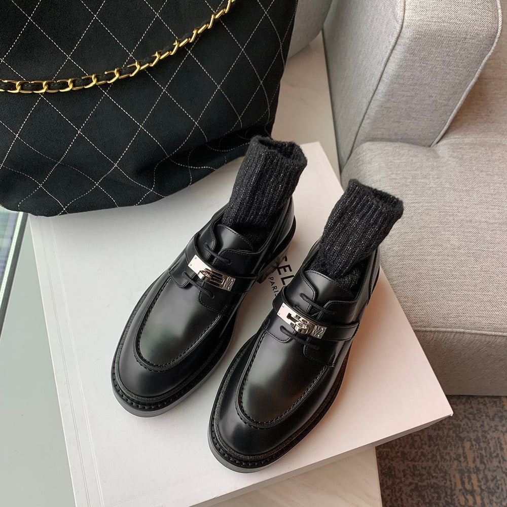 Damen Chunky‑Loafer mit profilierter Lug‑Sohle, breitem Riemen und metallischer Zierkappe Shop Nory