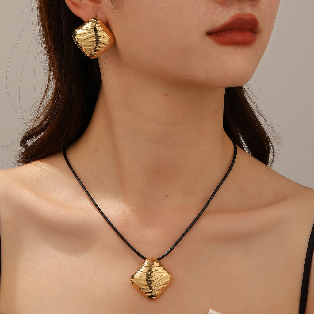 Damen Halskette mit kunstvollem Wellenmuster Shop Nory