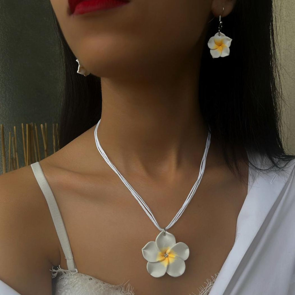 Damen Schmuckset mit floralen Anhängern und eleganten Details Shop Nory