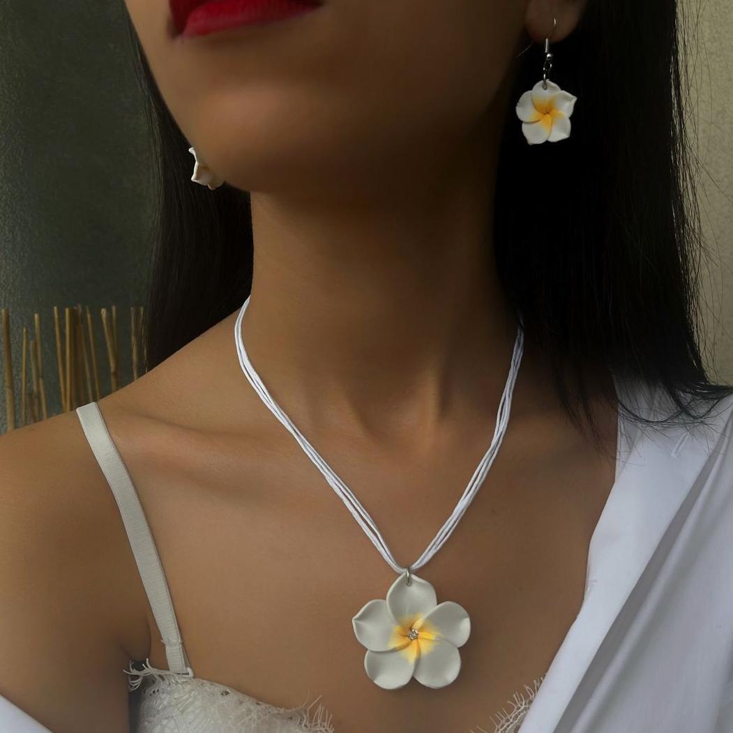 Damen Schmuckset mit floralen Anhängern und eleganten Details Shop Nory