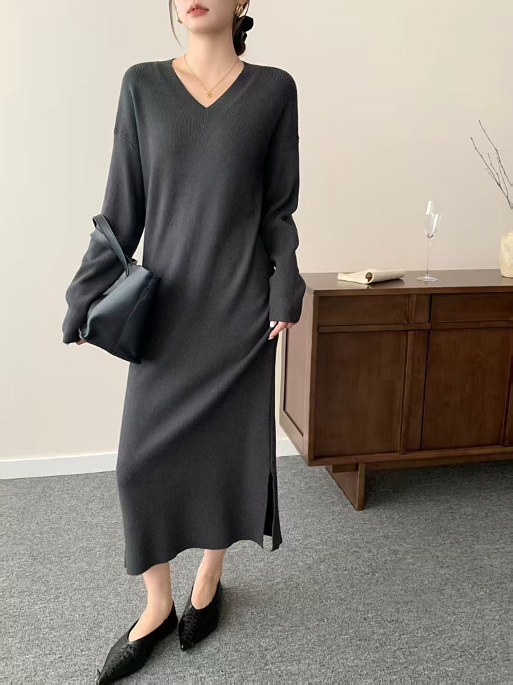Damen Langes Feinstrick-Midikleid mit V‑Ausschnitt, Seitenschlitz und entspannter Silhouette Shop Nory