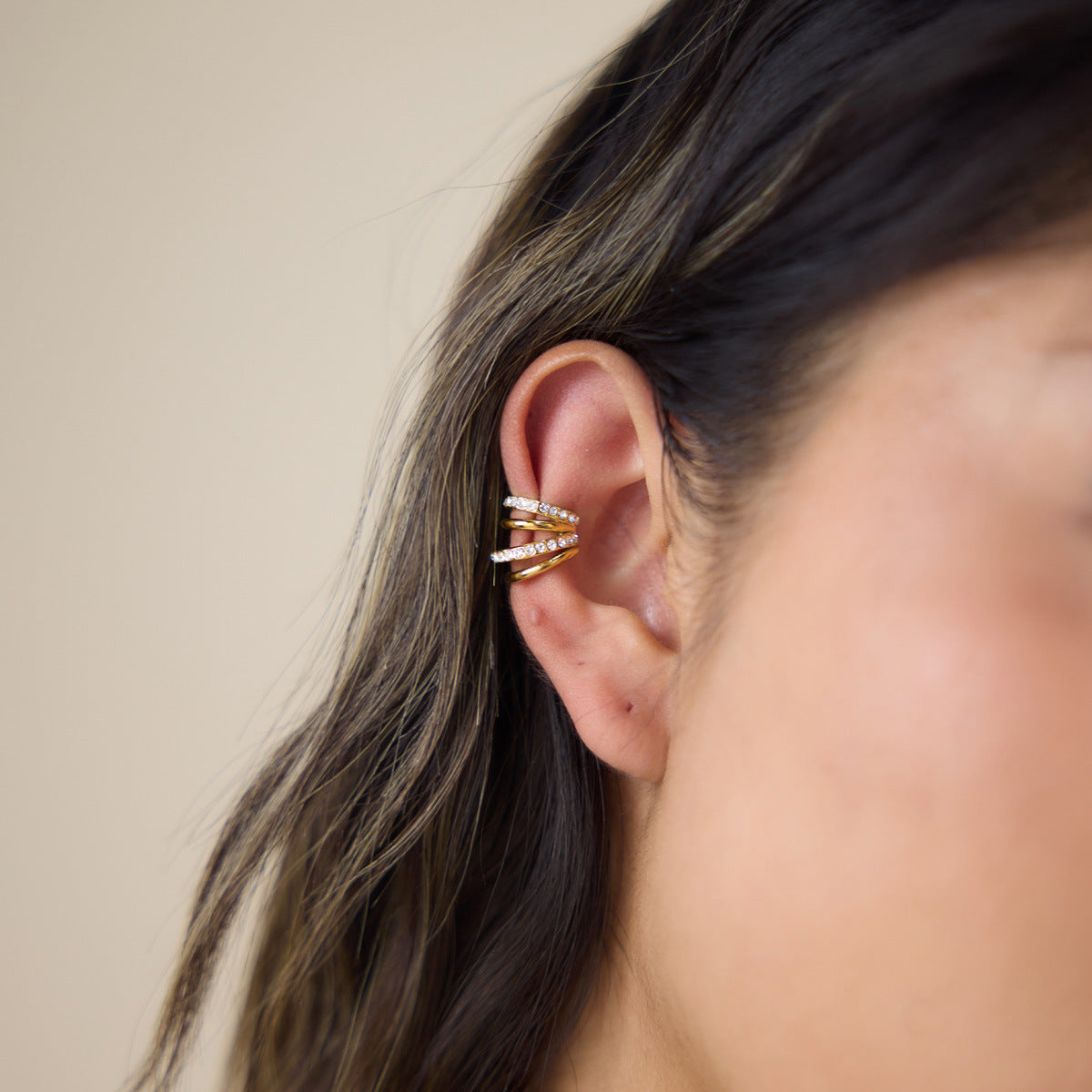 Damen Ohrhänger mit funkelndem Kristall und glattem Goldfinish Shop Nory