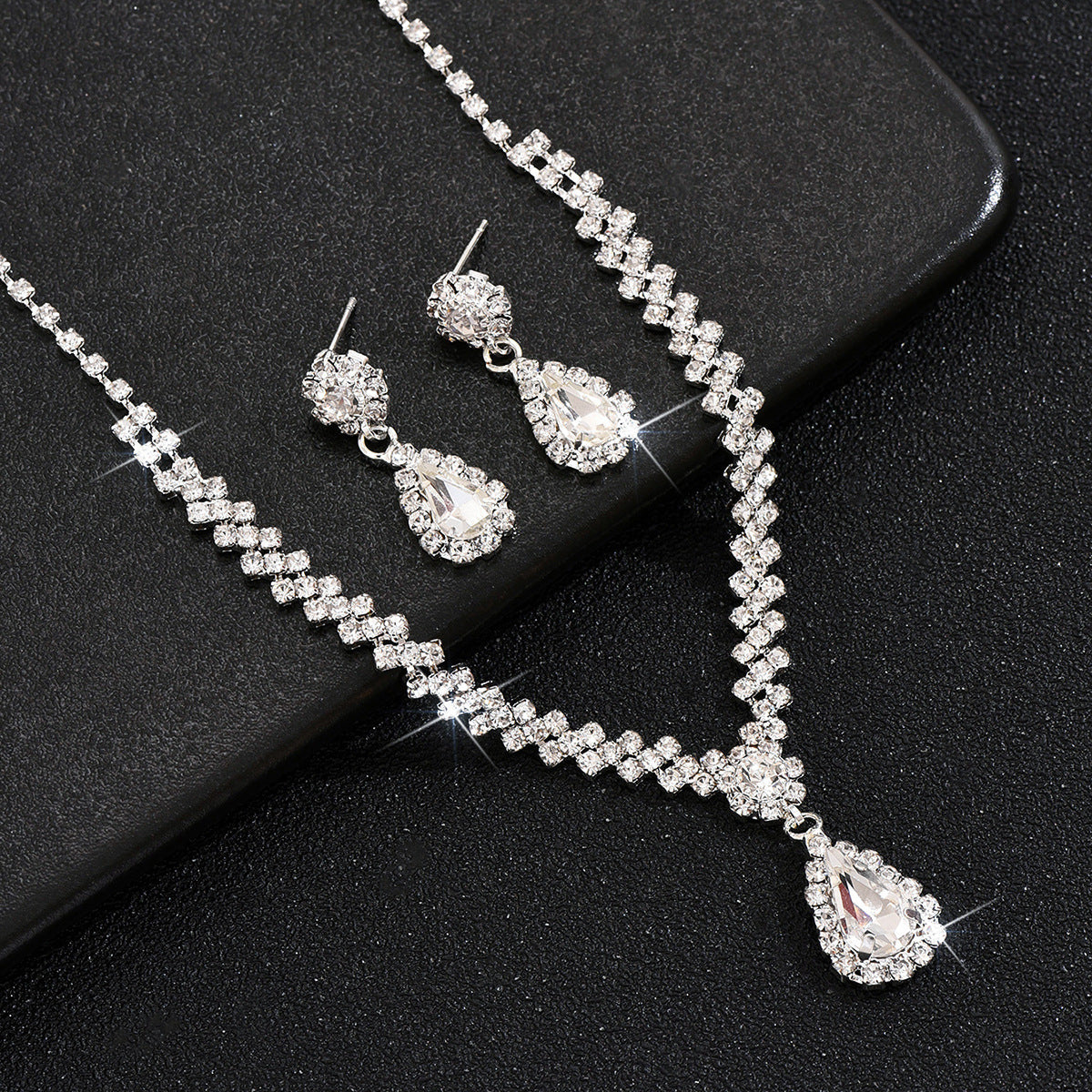 Tropfenpendant und passendes Tropfohrschmuckset für Braut mit kubischem Zirkonia-Halo