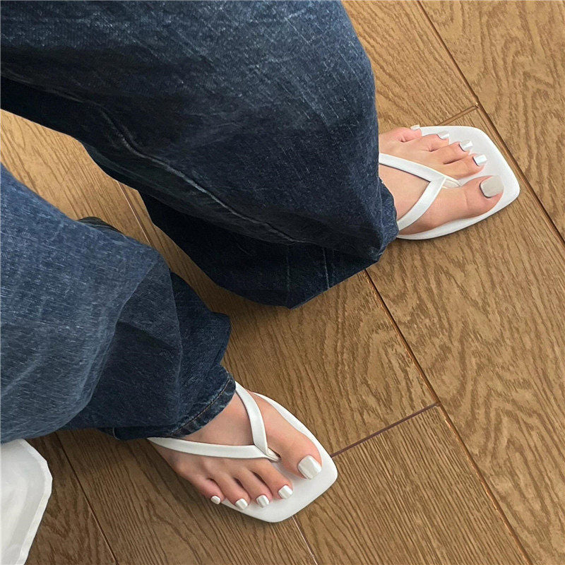 Damen Zehentrenner-Sandalen mit geschwungenem Fußbett und eleganter Riemenkonstruktion